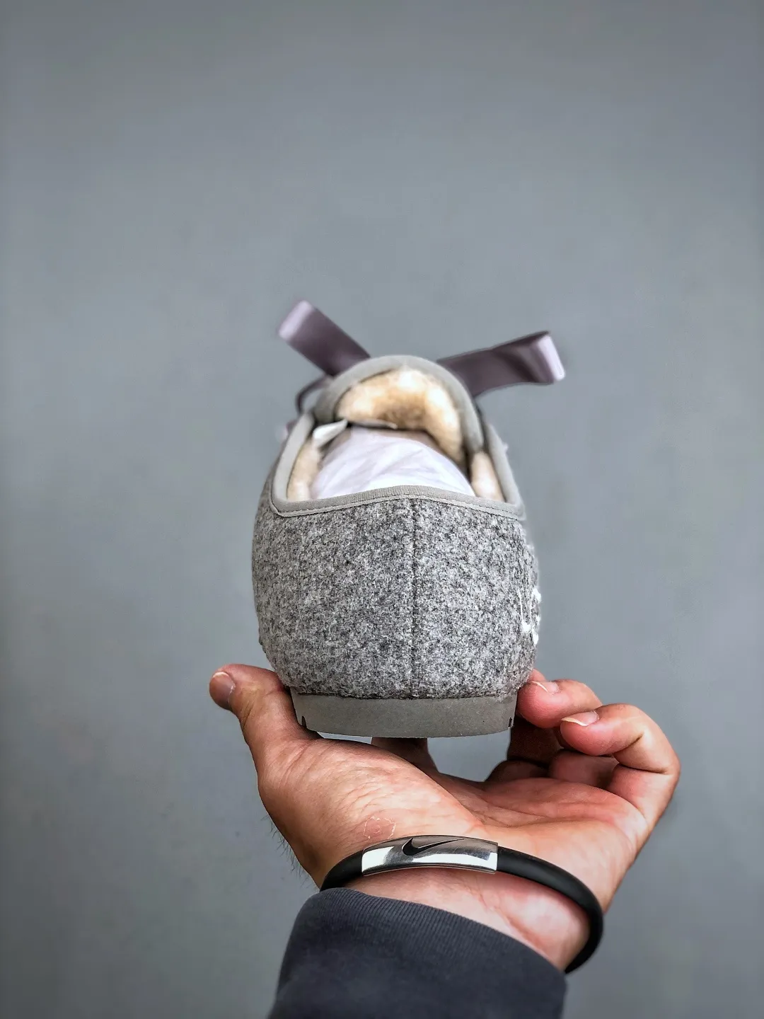 Local self-pickup 💰520 supports store release. The best-selling model on the entire network at the end of the year, UGG Mary Jane Mule slippers, 1.5CM thin sole, women's model, Xiaohongshu hot model, produced by a major foreign trade factory in Guangzhou, from toe to insole, real sheep fur, independent outer box packaging, craftsmanship, different from any version on the market, 1.5Ccm thin sole, independent original development of outsole, cashmere insole, keeping warm in winter, going out, and a very suitable choice for home use. This year uug launches a style series Partly catered to the preferences of young consumers, it has also moved to the forefront of fashion trends. Shoe body material: suede upper, 17mm UGGPURE™ implanted wool insole, lightweight non-slip and comfortable rubber outsole, with brand LOGO and trademark, with full packaging Size: 35-40